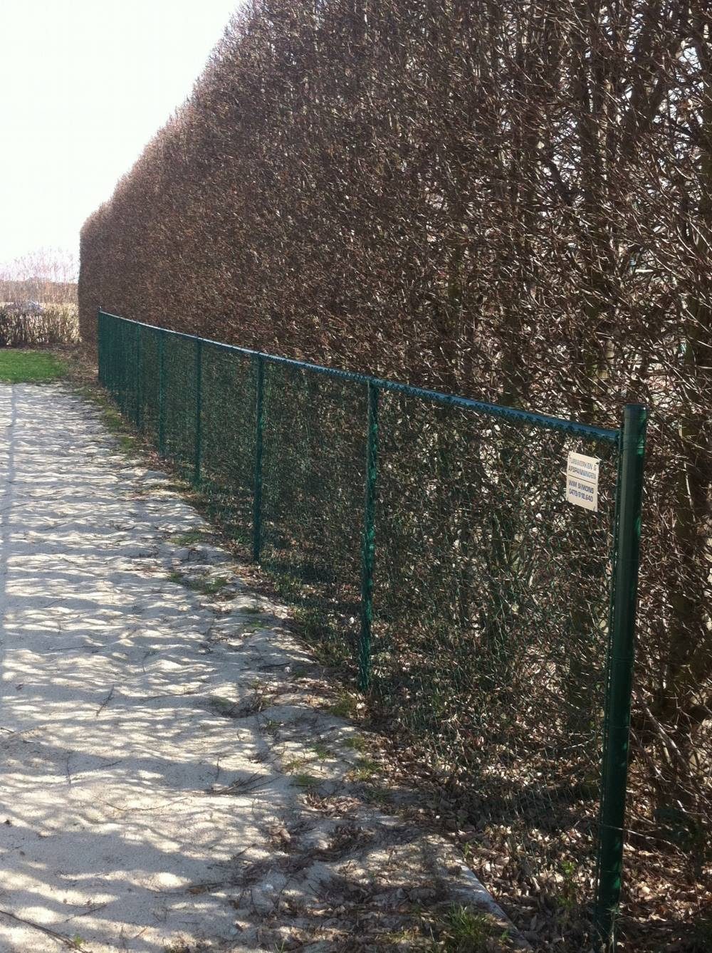 Draadafsluiting langs een tuin