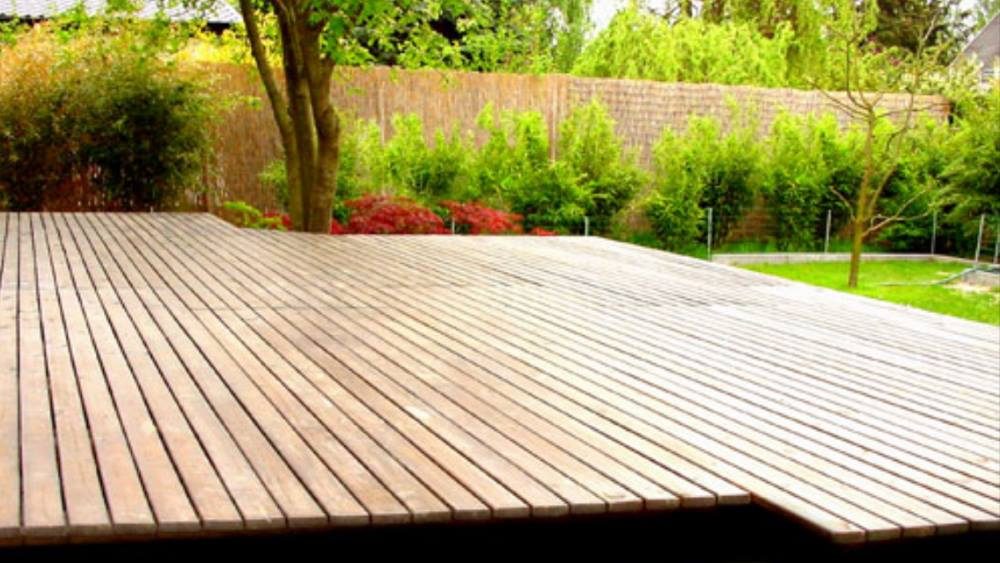 Terras in hardhouten planken bij een woning