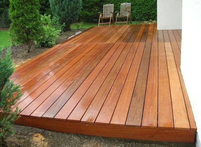 Houten terras bij een woning