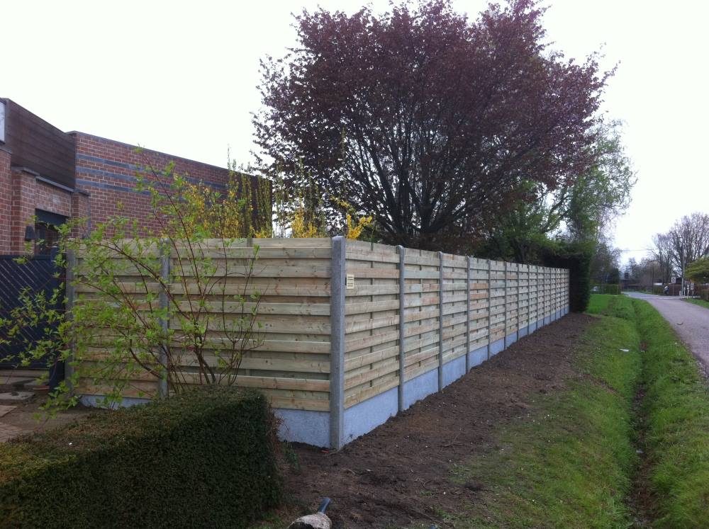 Houten tuinafsluiting met verticale planken rond een achtertuin