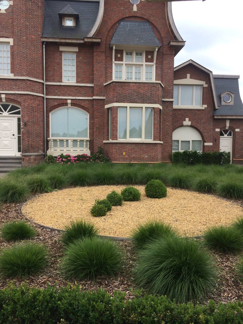Netjes onderhouden perk met bloeiende beplanting