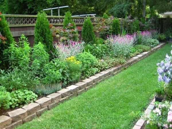 Siergrassen en vaste planten in nieuw aangelegde border