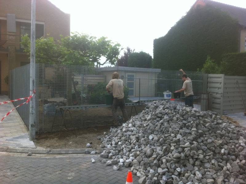 Schanskorven gevuld met stenen als decoratieve tuinafscheiding