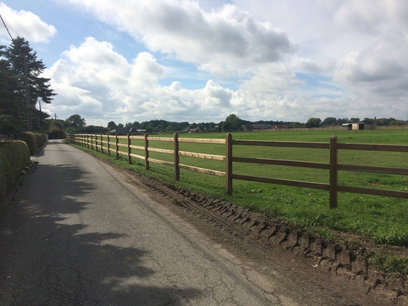 Landelijke weideafsluiting met houten palen en draad